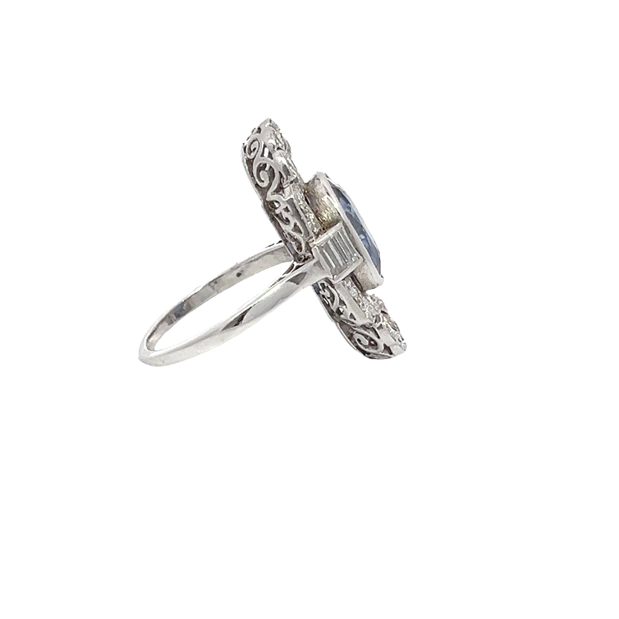 ART DECO SAPPHIRE AND DIAMOND RING