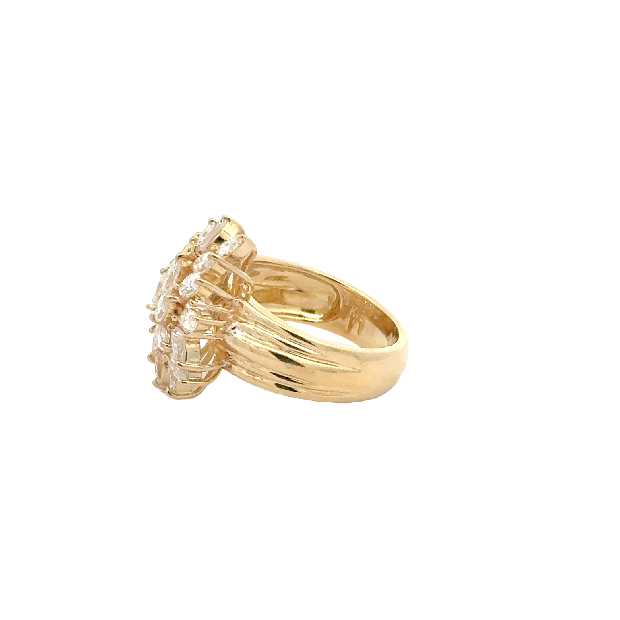 18 KARAT YELLOW GOLD DIAMOND CLUSTER RING