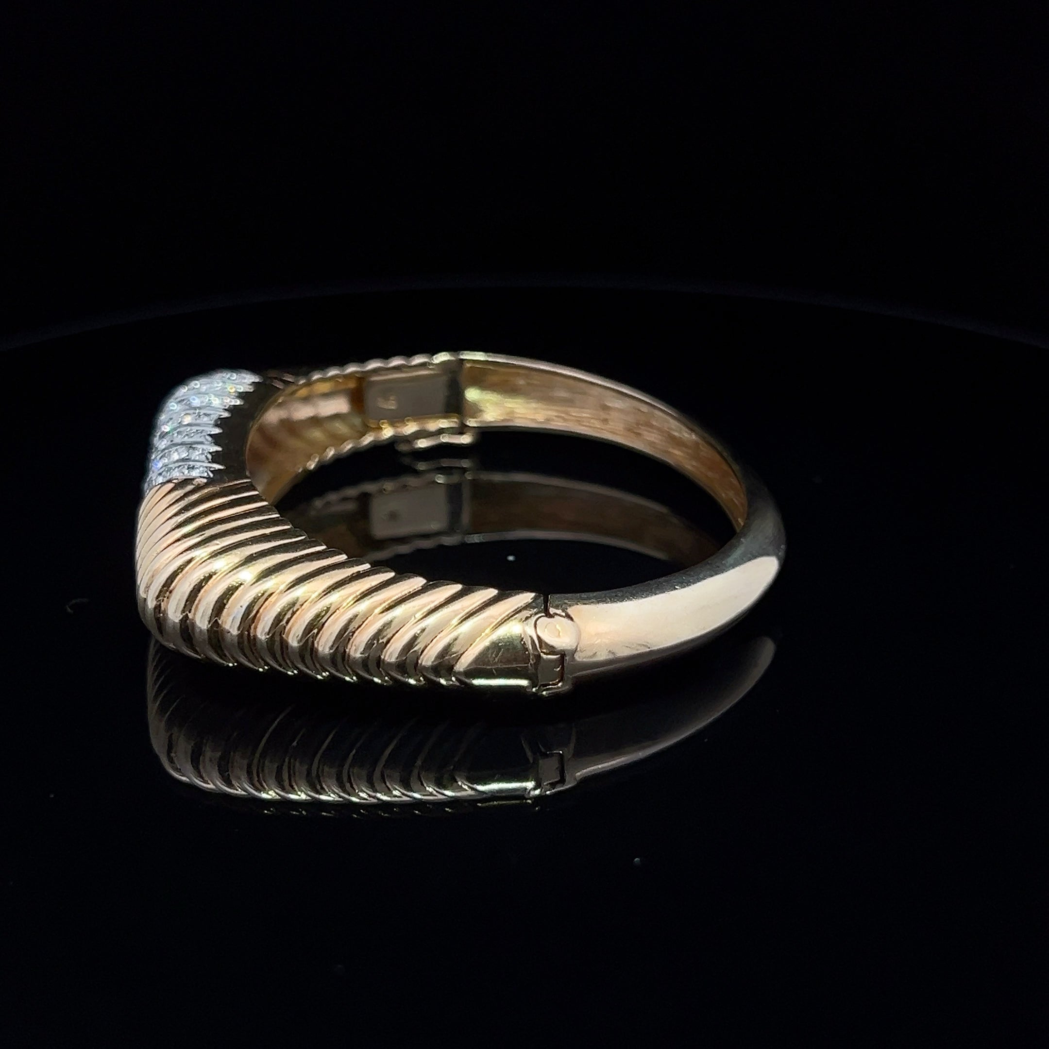 ESTATE 14 KARAT YELLOW GOLD DIAMOND BRACELET