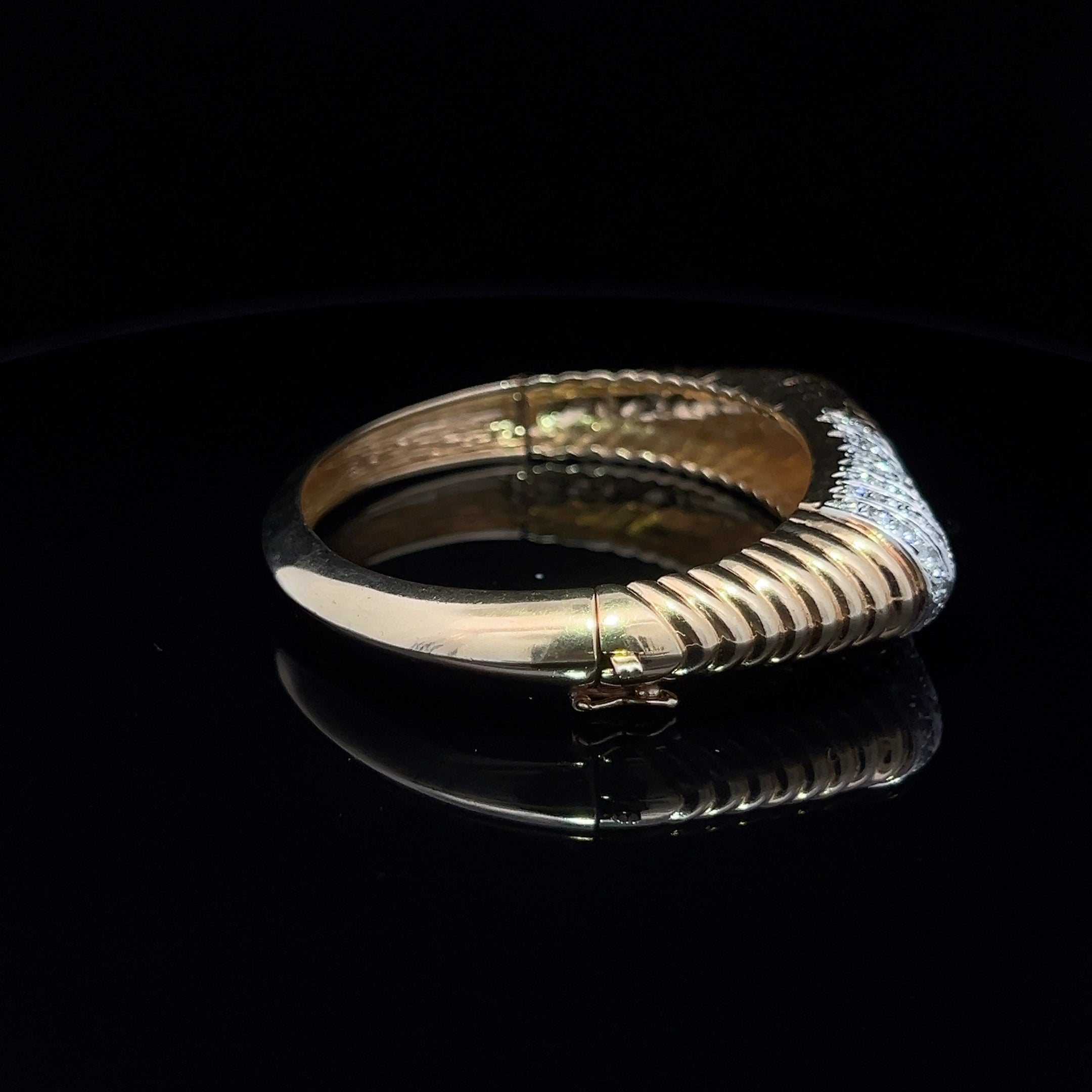 ESTATE 14 KARAT YELLOW GOLD DIAMOND BRACELET