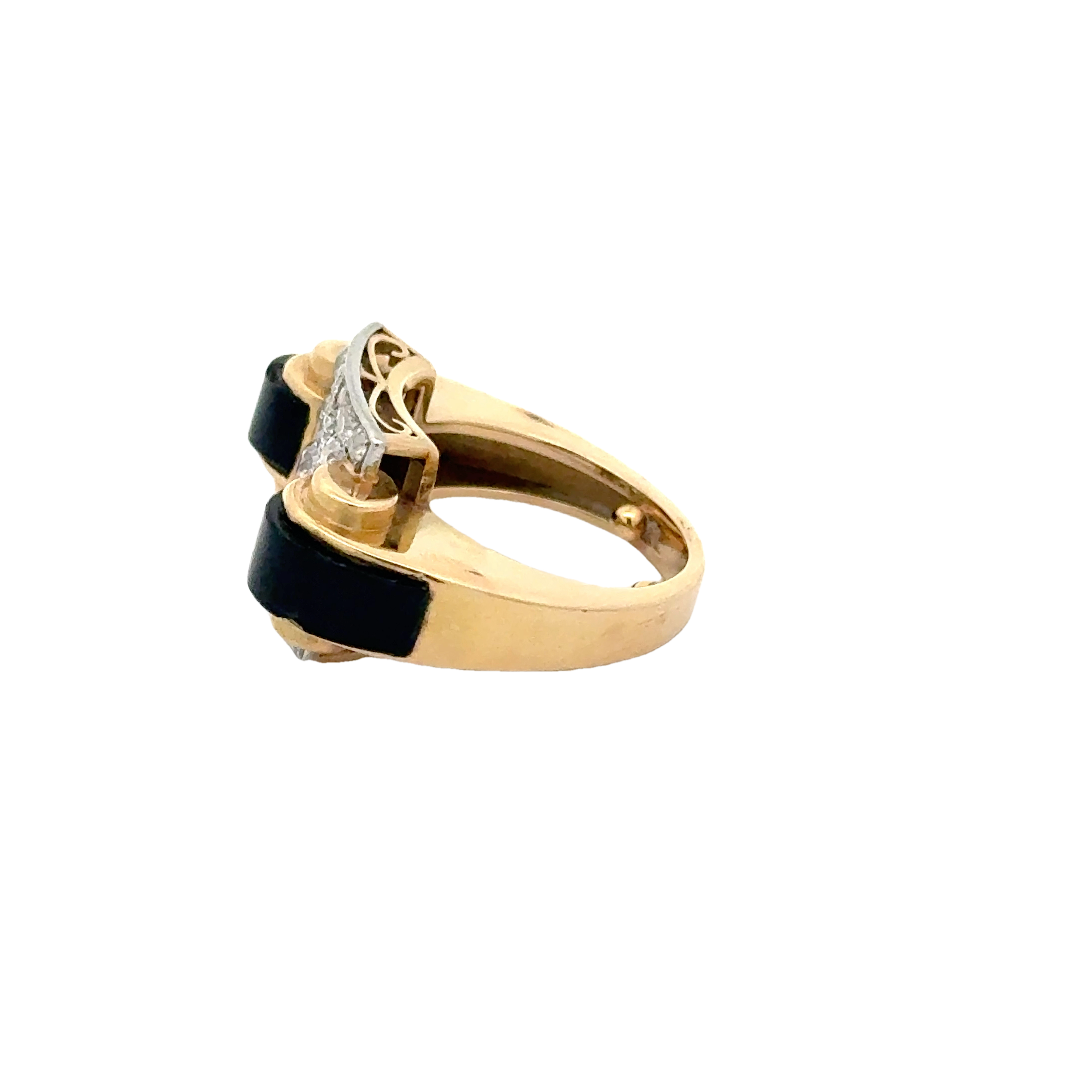 18 KARAT GOLD, PLATINUM DIAMOND AND ONYX VINTAGE RING