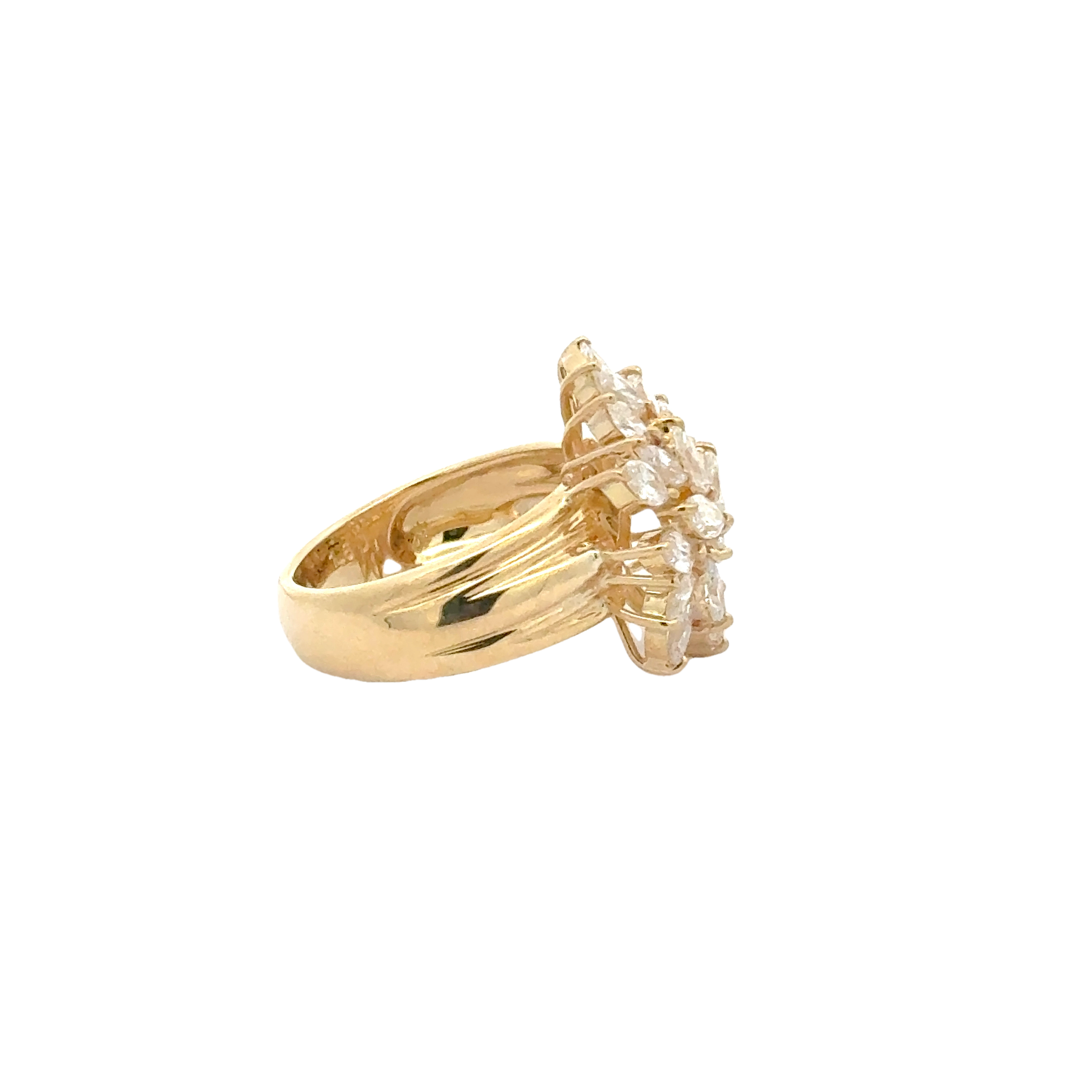 18 KARAT YELLOW GOLD DIAMOND CLUSTER RING