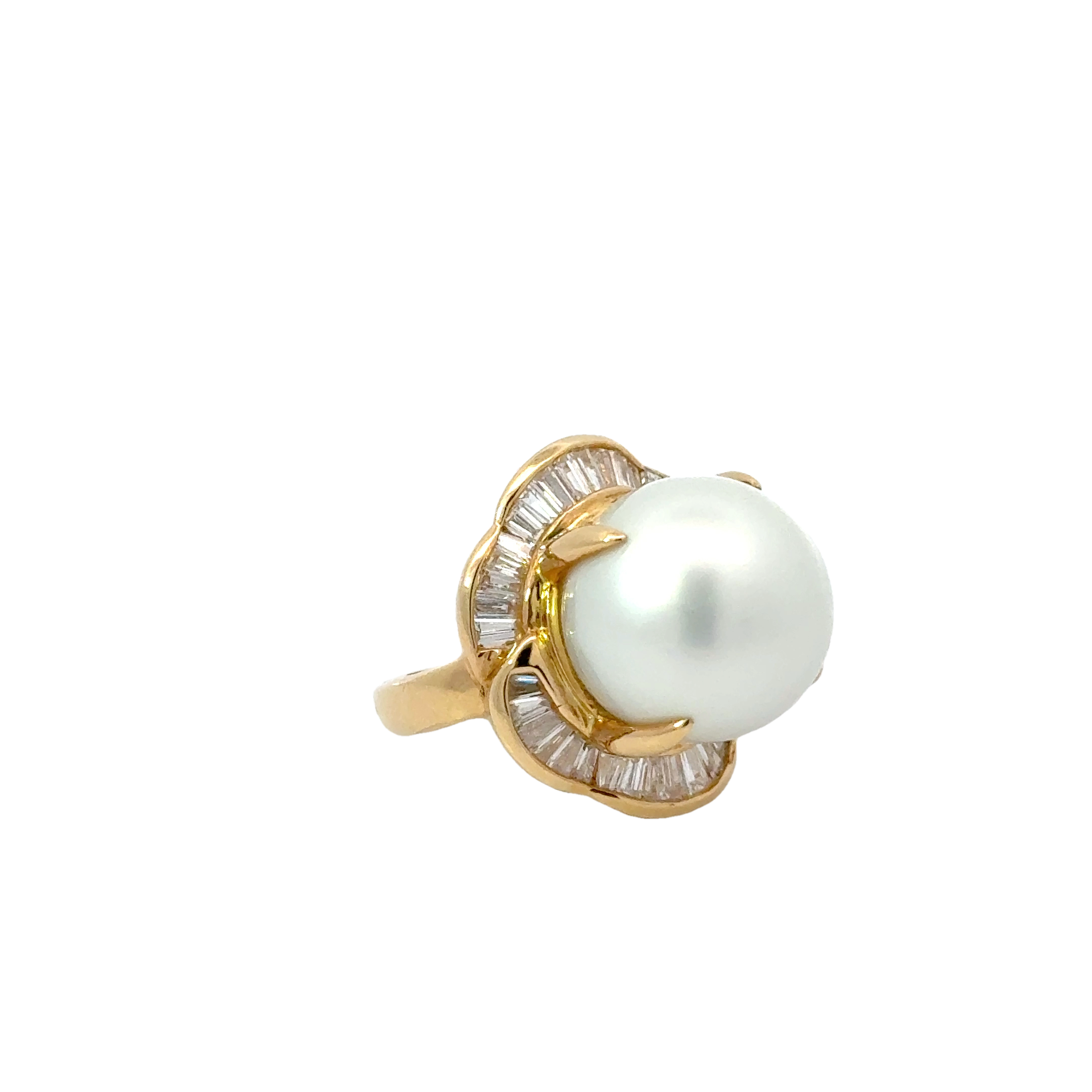 18 KARAT YELLOW GOLD SOUTH SEA PEARL AND DIAMOND RING