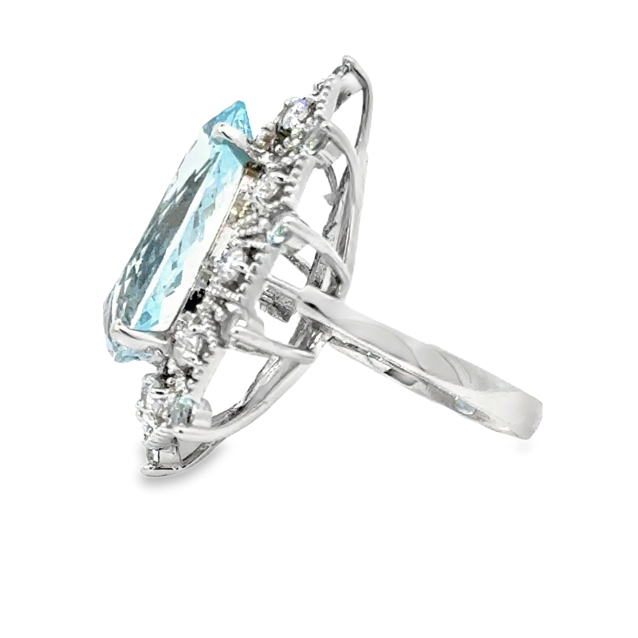 14 KARAT WHITE GOLD AQUAMARINE AND DIAMOND COCKTAIL RING