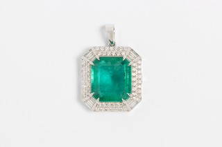 12.65 CARAT EMERALD 18K GOLD PENDANT